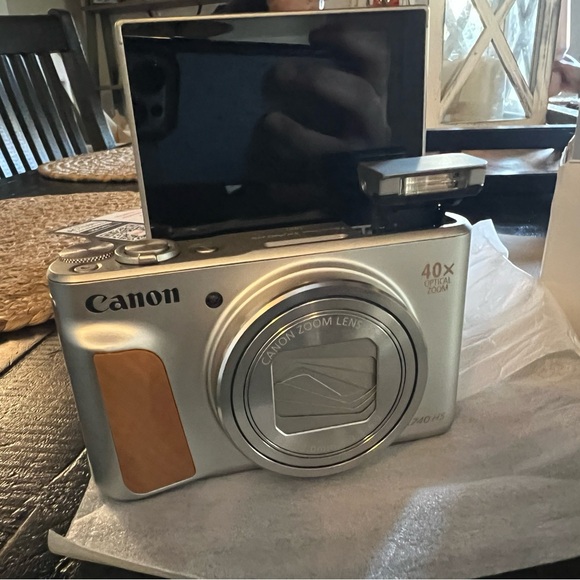 Canon SX740 HS Silver Digital Camera - Picture 2 of 16